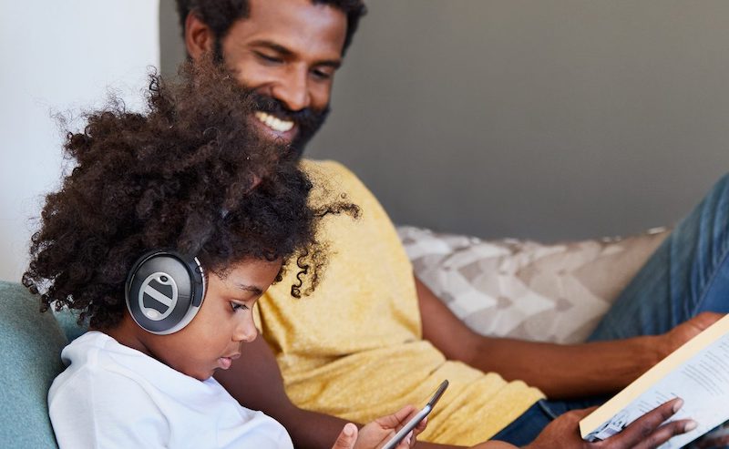 如何使用 Spotify Kids 的共享播放列表添加和共享歌曲