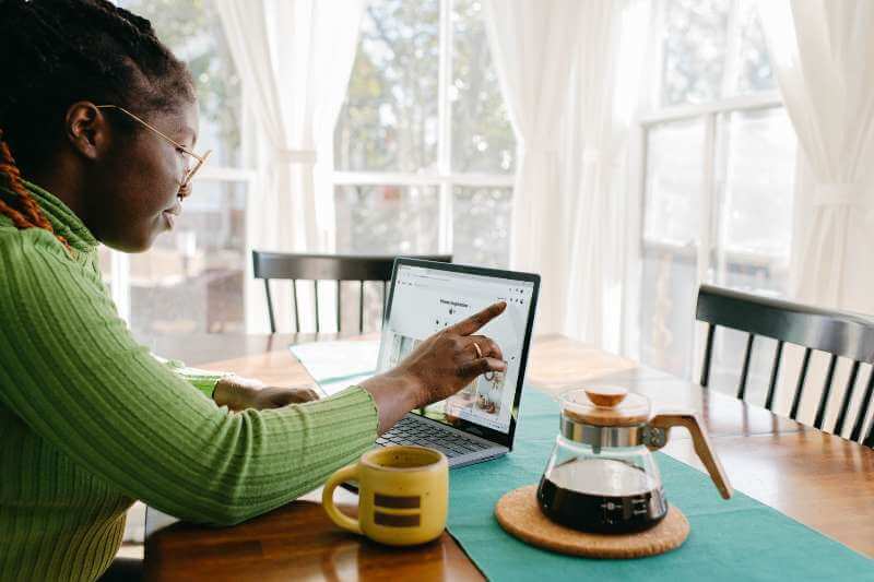 如何在 Windows 10/11 上停止“让我们完成设备设置”屏幕