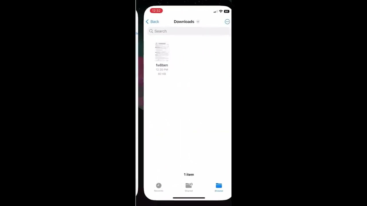 下载的 PDF 文件保存在 iPhone 上的哪里?