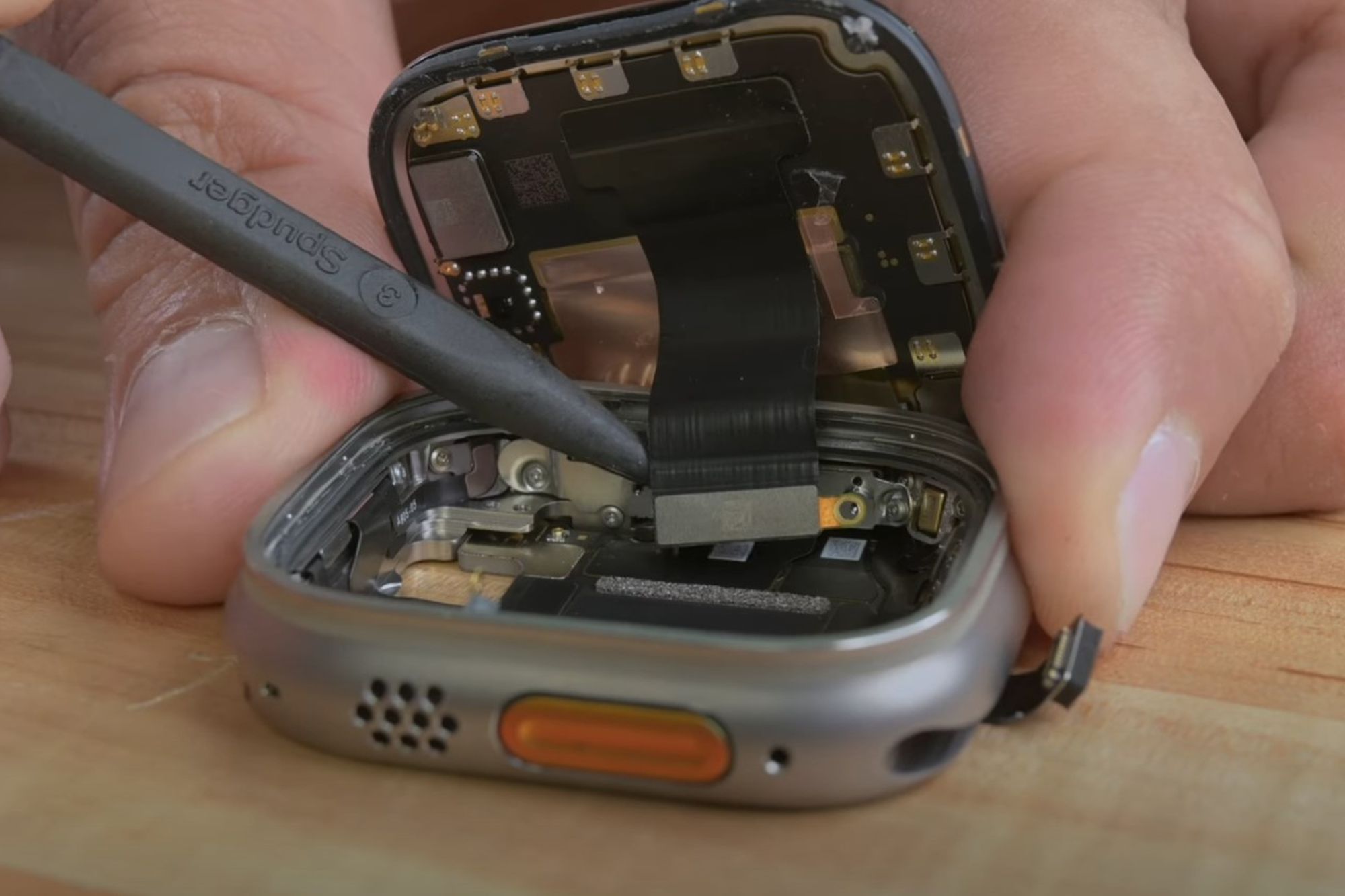ifixit Apple Watch Ultra Teartown：坚固，但不容易修复