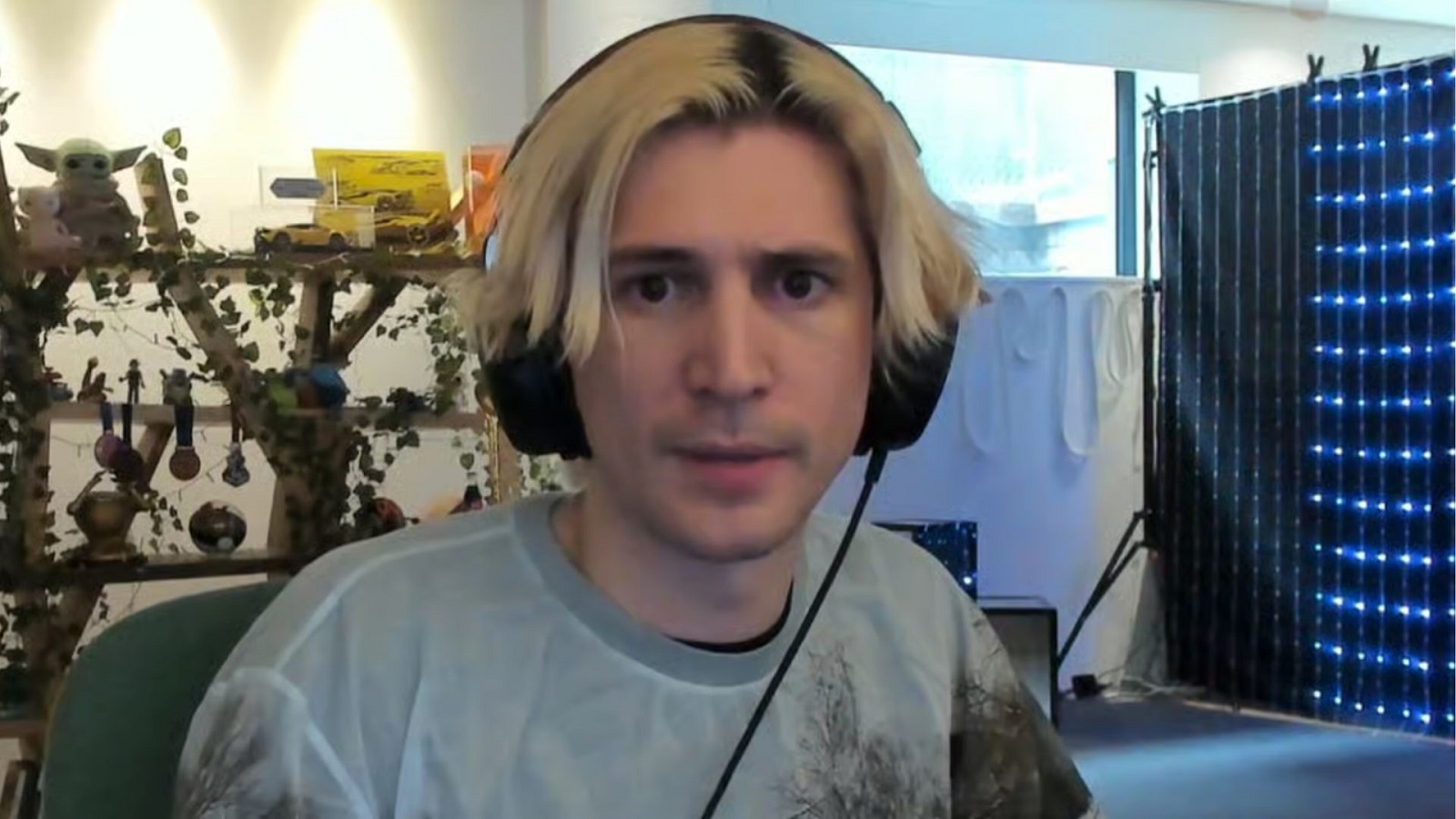 XQC SLAMS“糟糕”独奏2025 Crunchyroll Anime Awards赢得了