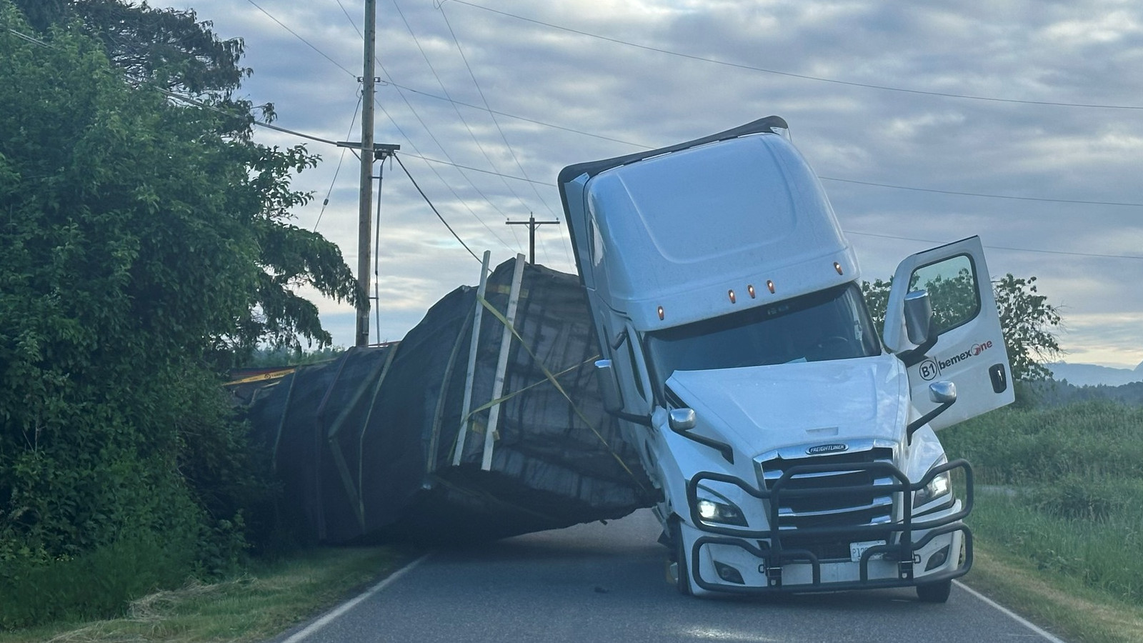 华盛顿当局发出警告,当数百万蜜蜂逃脱撞车的卡车